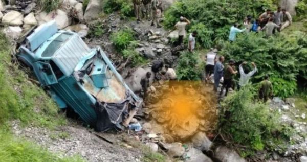 3 जवान शहीद; 200 फीट गहरी खाई में गिरी CRPF की गाड़ी, 10 घायल