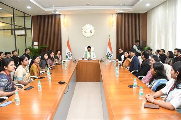 मुख्यमंत्री डॉ. मोहन यादव से 27 प्रशिक्षु अधिकारियों ने की सौजन्य भेंट