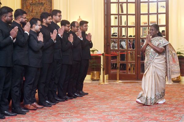 भारतीय विदेश सेवा के प्रशिक्षु अधिकारियों ने राष्ट्रपति से मुलाकात की