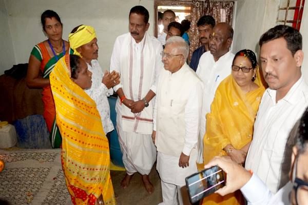 राज्यपाल पटेल प्रधानमंत्री आवास योजना के हितग्राही से मिले