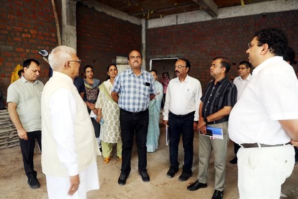 राज्यपाल पटेल ने किया राजभवन में हो रहे पुनर्निर्माण कार्यों का निरीक्षण