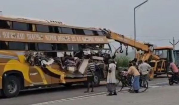 छत्तीसगढ़ के श्रद्धालुओं की बस वाराणसी-लखनऊ हाईवे पर हुई हादसे का शिकार, 4 की मौत, 9 घायल