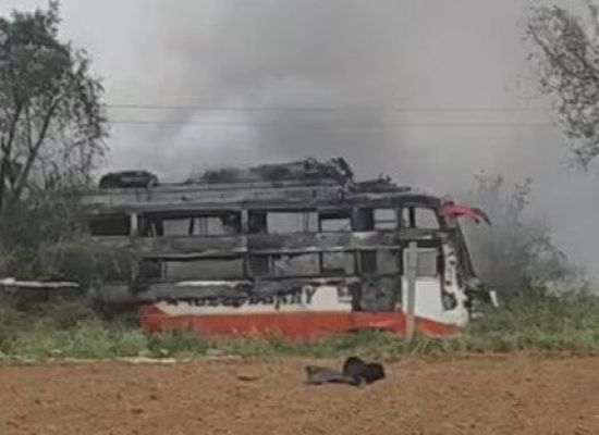 मजदूरों से भरी बस हाईटेंशन लाइन से टकराई, आग लगी और सिलेंडर फटे
