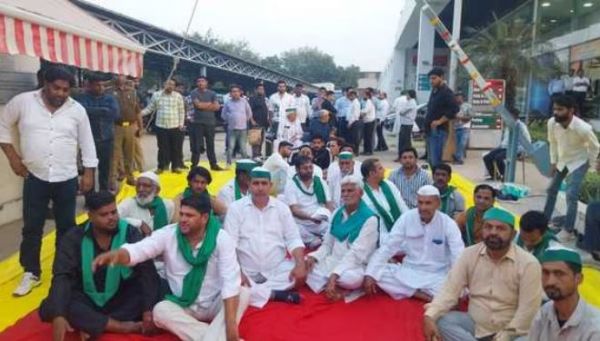टोयोटा शोरूम पर किसानों ने शुरू किया अनिश्चितकालीन धरना