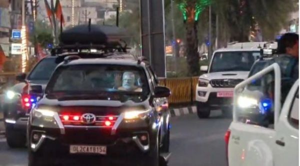 काशी में मोदी का मेगा शो: ढोल-नगाड़ों संग हुआ भव्य स्वागत, वंदे भारत को मिलेगी नई रफ्तार