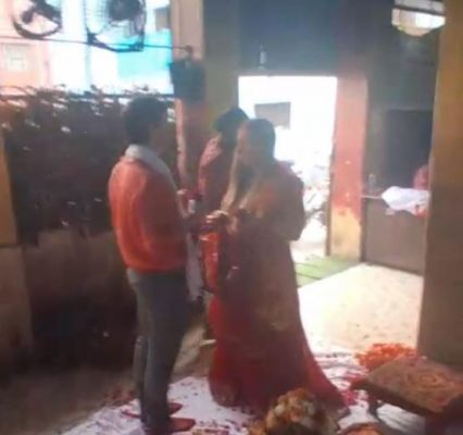 काशी की गलियों में इटली का प्रेम: हिंदू रीतियों से बंधी अनोखी शादी