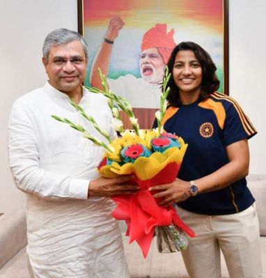 उत्तराखंड की बेटी स्नेह राणा सहित तीन रेलवे खिलाड़ियों से केंद्रीय मंत्री अश्विनी वैष्णव ने की मुलाकात, विश्व कप जीत के लिए दी बधाई