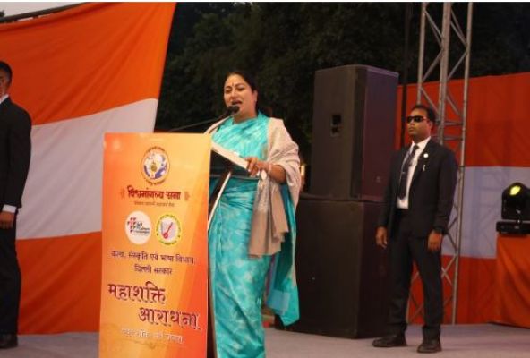 यमुना तट पर नारीशक्ति का दिव्य जागरण: महिषासुर मर्दिनी पाठ से गूँजा वासुदेव घाट, दिल्ली ने देखा अनुपम दृश्य