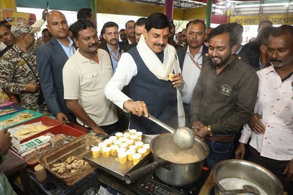 मुख्यमंत्री ने पंडित दीनदयाल उपाध्याय बस स्टैंड पर रिक्शा संचालकों और बस यात्रियों से की चर्चा