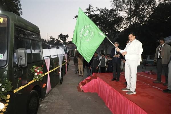 पन्ना नेशनल पार्क में 10 नई कैंटर बस शुरू... एक साथ 19 पर्यटक ले सकेंगे सफारी का मजा