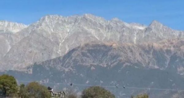 बर्फ के मौसम में काले पहाड़: हिमालय की बदलती तस्वीर