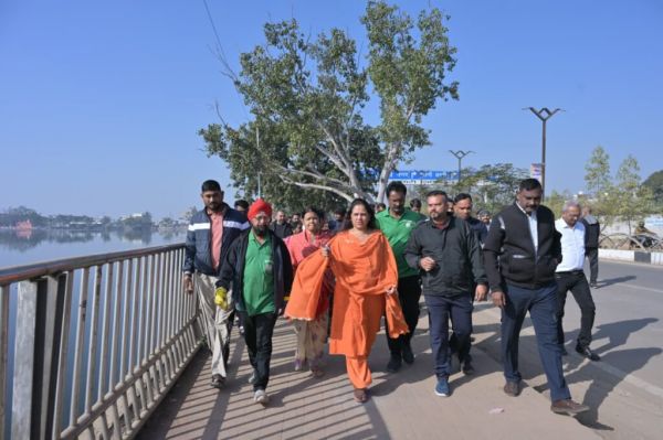 महापौर मीनल चौबे ने किया महाराजबंध तालाब सफाई अभियान का निरीक्षण