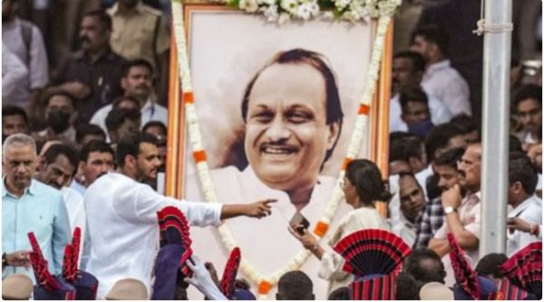 Ajit Pawar Death: हजारों आंखें नम, &lsquo;दादा अमर रहें&rsquo; के बीच अजित पवार को अंतिम विदाई, देश-प्रदेश के बड़े नेता रहे मौजूद