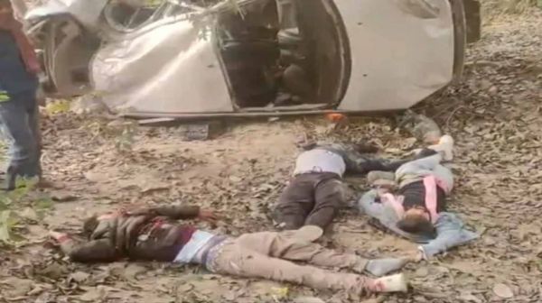 रफ्तार ने लगाया जिंदगी पर ब्रेकः पेड़ से टकराकर खाईं में गिरी कार, पिता-पुत्र और मामा की मौत, मंजर देख सहम उठे लोग