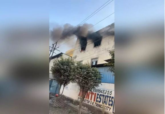 रेडीमेड गारमेंट फैक्ट्री में लगी भीषण आग, मचा हड़कंप