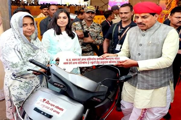 ई-स्कूटर अनुदान योजना से दमोह की सायरा बी बनीं आत्मनिर्भर