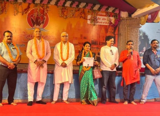काशी की आत्मा में डूबा काव्य&mdash;अस्सी घाट पर शब्दों ने रचा आध्यात्मिक संसार