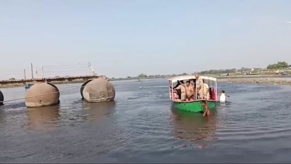 वृंदावन में बड़ा हादसा.... यमुना में पलटा स्टीमर.... 10 पर्यटकों की मौत