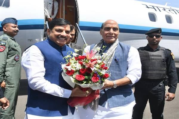 मुख्यमंत्री डॉ. यादव ने की केंद्रीय रक्षा मंत्री राजनाथ सिंह की आत्मीय अगवानी