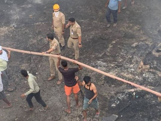 धमाकों के बीच उठीं लपटें: वाराणसी की मौर्या बस्ती में आग ने उजाड़ दी 20 गृहस्थियां