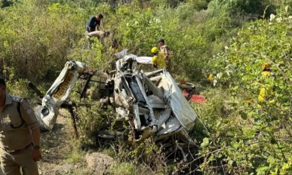 टिहरी हादसा: खाई में गिरी मैक्स वाहन, 8 लोगों की मौत; अंतिम संस्कार से लौट रहे थे सभी यात्री