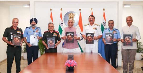  रक्षा मंत्री ने ऑपरेशन सिंदूर पर स्मारक पुस्तक का विमोचन किया, जिसमें सैनिकों के व्यक्तिगत अनुभव संकलित