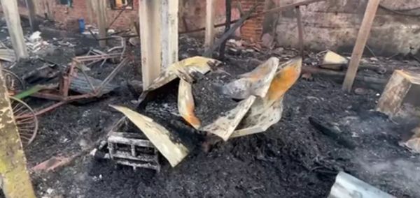 मछली बाजार के गोदाम में भीषण आग, बैंक और दुकानों को पहुंचा भारी नुकसान