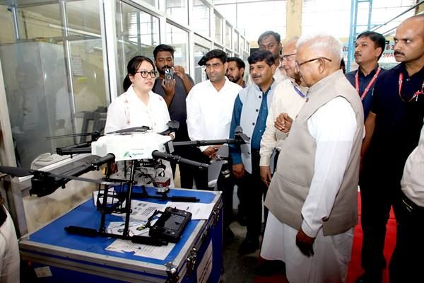 वैज्ञानिक आधुनिक कृषि का व्यवहारिक अनुभव किसानों को दे : राज्यपाल पटेल