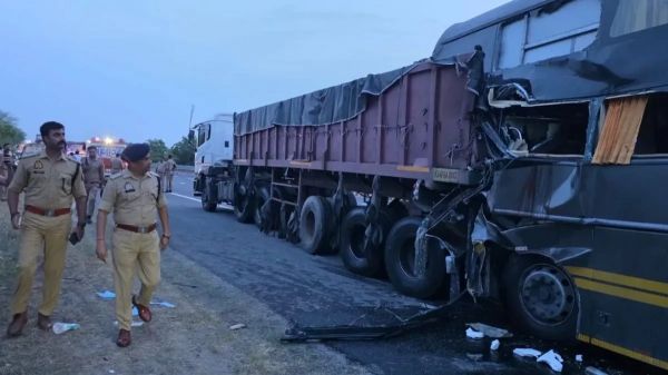 यमुना एक्सप्रेसवे पर भीषण हादसा : स्लीपर बस और ट्रेलर की टक्कर, 4 लोगों की मौत, 20-25 घायल