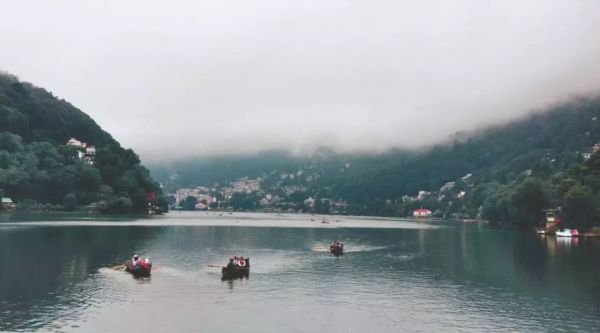 नैनीताल में झमाझम बारिश से खिल उठा मौसम
