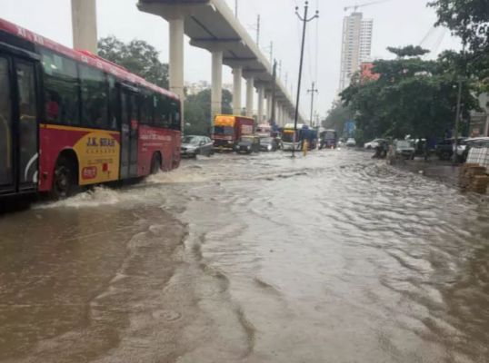 ट्रेनें और उड़ानें प्रभावित, भारी बारिश से इमारत ढही
