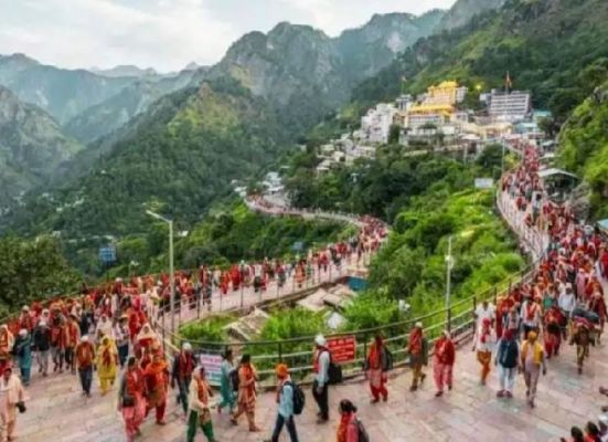 तीसरे दिन भी नहीं खुला वैष्णो देवी यात्रा मार्ग, कटरा में 45 हजार श्रद्धालु इंतजार में