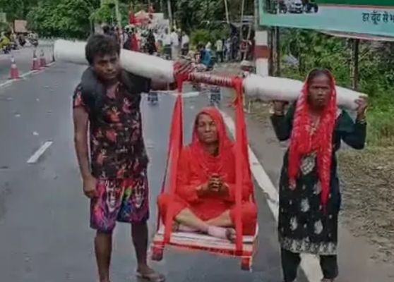 सावन में अनोखी भक्ति: बहू ने सास को पालकी में बैठाकर दी सेवा और सम्मान की सीख