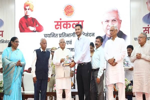  चयनित अधिकारी पद का नहीं, अपने संस्कारों का परिचय दें : राज्यपाल 