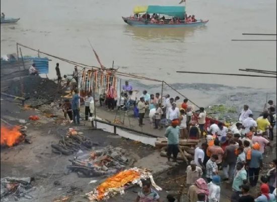 मणिकर्णिका घाट तक पहुंचा गंगा का पानी, बदला अंतिम संस्कार का स्थान; वाराणसी में बढ़ी बाढ़ की चिंता