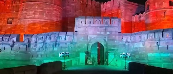 तिरंगे की रोशनी में नहाया आगरा किला, स्वतंत्रता दिवस से पहले बदला नजारा