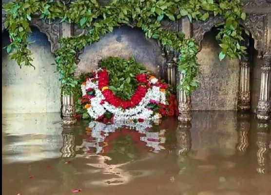 वाराणसी में गंगा का रौद्र रूप: शीतला मंदिर में घुसा पानी, मणिकर्णिका पर शवदाह के लिए कतार, गलियों में नावों की आहट