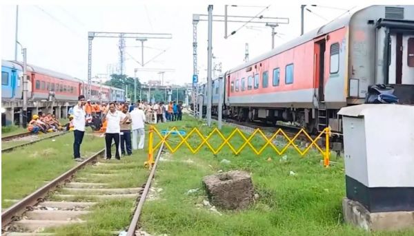 महानंदा एक्सप्रेस हुई डिरेल, यात्रियों में मचा हड़कंप
