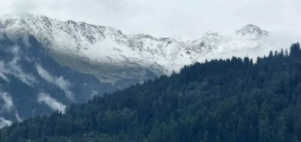 Himachal: पहली बर्फबारी से कुल्लू और लाहौल में ठंड बढ़ी
