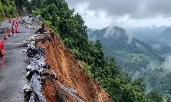 चट्टान गिरने से कलिंगा घाटी में आवाजाही ठप, प्रशासन ने बंद किया मार्ग