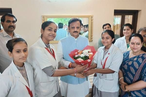 नर्सिंग परीक्षा परिणाम के लिए विद्यार्थियों ने उप मुख्यमंत्री शुक्ल का जताया आभार