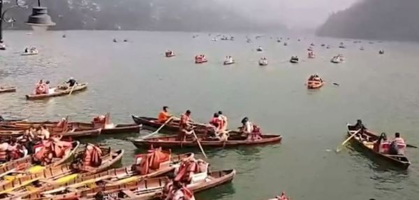 लंबे वीकेंड पर नैनीताल-कैंची धाम में उमड़ा सैलाब, कई श्रद्धालु बिना दर्शन लौटे