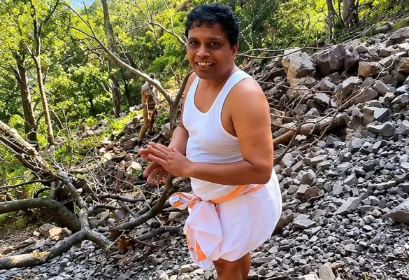 नवरात्रि में तप और कृषि का संगम, चट्टानों पर खेती के लिए जुटे आचार्य बालकृष्ण