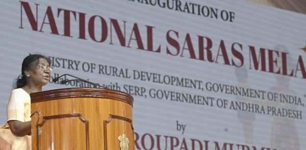 भारत की राष्ट्रपति विजयवाड़ा में 'राष्ट्रीय सरस मेले' में शामिल हुईं