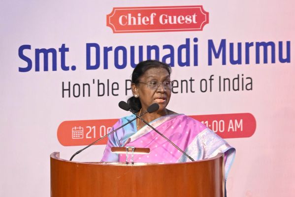 भारत की राष्ट्रपति ने 65वीं राष्ट्रीय कला प्रदर्शनी के चयनित कलाकारों को ललित कला अकादमी पुरस्कार प्रदान किए