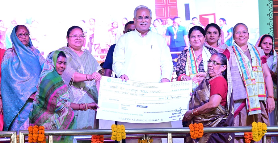 छोटे उद्योगों के लिए महिलाओं को... 4 लाख तक मिलेगा लोन... सीएम बघेल ने की घोषणा