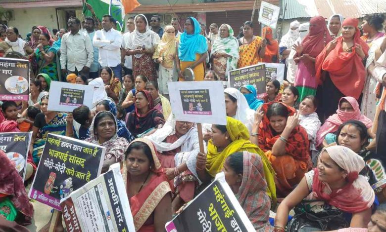 महिला कांग्रेस ने किया सांसद सोनी के घर का घेराव