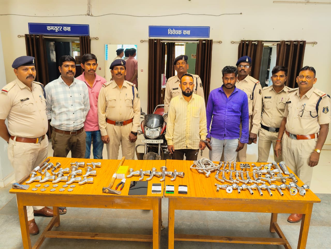 नल की टोटी चोरी करने वाले नाबालिग गैंग को पुलिस ने दबोचा, नवनिर्मित सूने मकानों में बोलते थे धावा