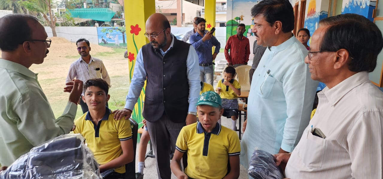 Sculpture Training Camp: मूक-बधिर बच्चों की 'उड़ान' दुनिया देखेगी:अंकित