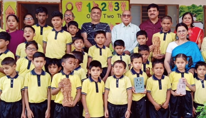 इन बच्चों ने इशारों की भाषा से समझकर प्लास्टर ऑफ पेरिस और मिट्टी को किया जीवंत